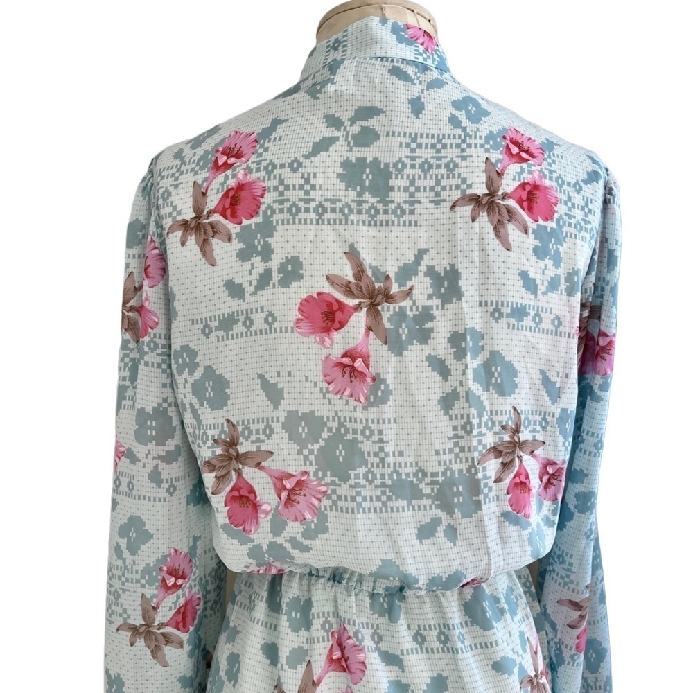 𝅺vintage 1970s sheer blue floral high neck secretary dress with ruffle cuff Sz M - Picture 4 of 9